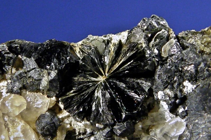 Mineral photo of Clinochlore from locality Mirošov, Czech Republic