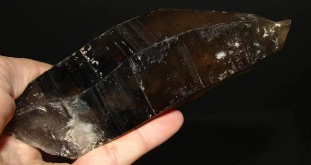 Mineral photo of Quartz (var. smoky) from locality Maoritu, Mongolia