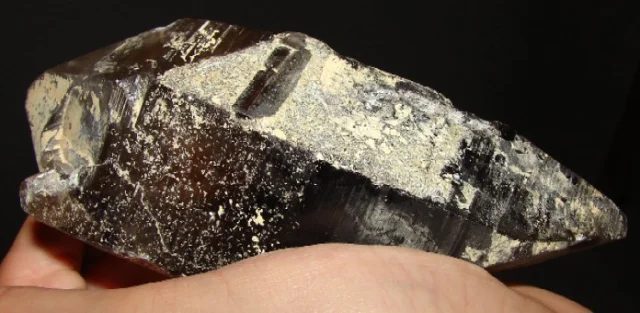 Mineral photo of Quartz (var. smoky) from locality Maoritu, Mongolia