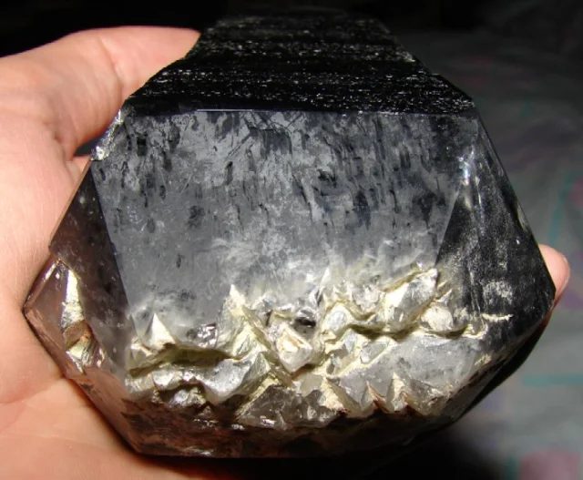 Mineral photo of Quartz (var. smoky) from locality Maoritu, Mongolia