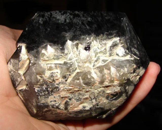 Mineral photo of Quartz (var. smoky) from locality Maoritu, Mongolia