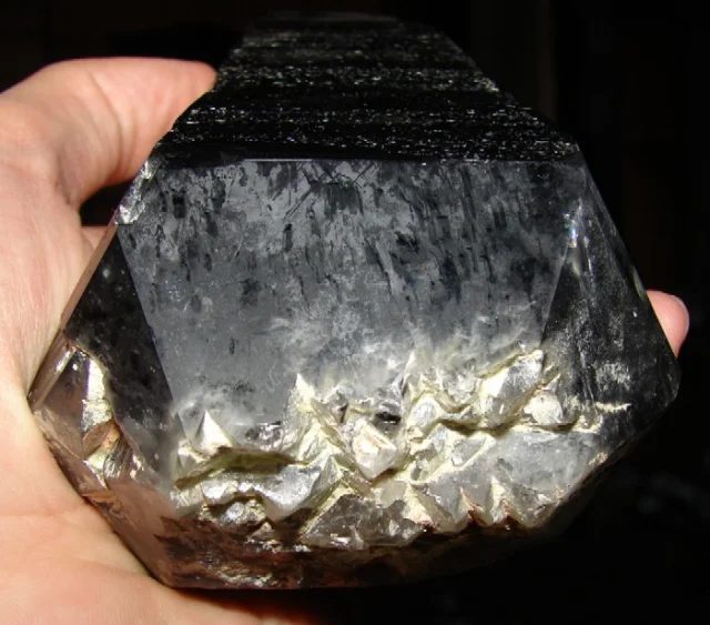 Mineral photo of Quartz (var. smoky) from locality Maoritu, Mongolia
