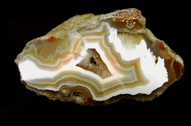 Mineral photo of Agate from locality Doubravice, Czech Republic