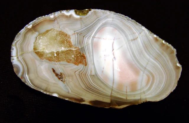 Mineral photo of Agate from locality Frýdštejn, Czech Republic