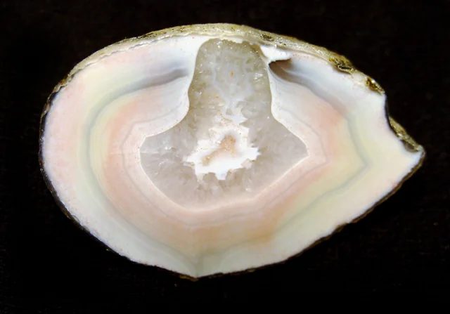 Mineral photo of Agate from locality Frýdštejn, Czech Republic