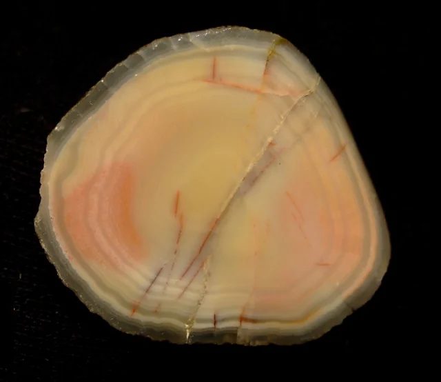 Mineral photo of Agate from locality Frýdštejn, Czech Republic