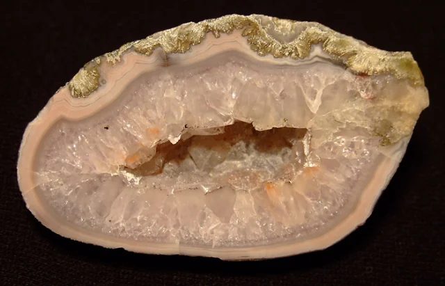 Mineral photo of Agate from locality Frýdštejn, Czech Republic