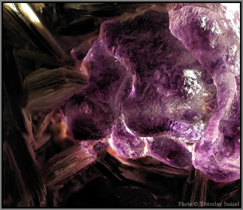 Mineral photo of Fluorite, Zinnwaldite from locality Hutag Ull Ord, Mongolia