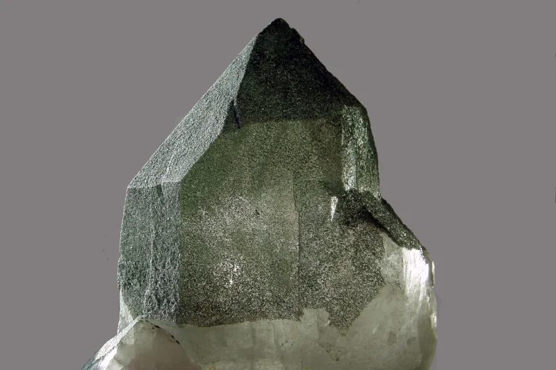 Mineral photo of Chlorite, Quartz (var. rock crystal) from locality Grimsel, Switzerland