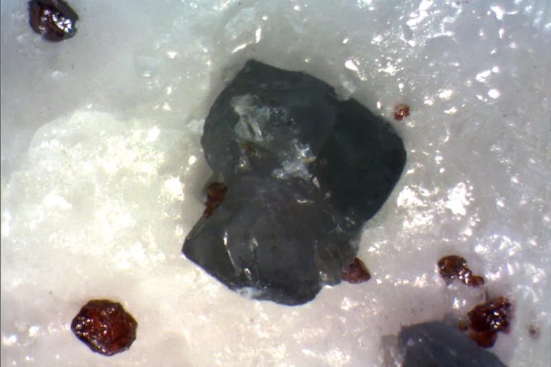 Clinohumite, Spinel
