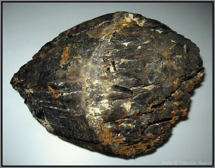 Quartz (var. smoky), Schorl