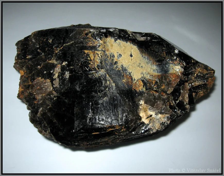Quartz (var. smoky), Schorl