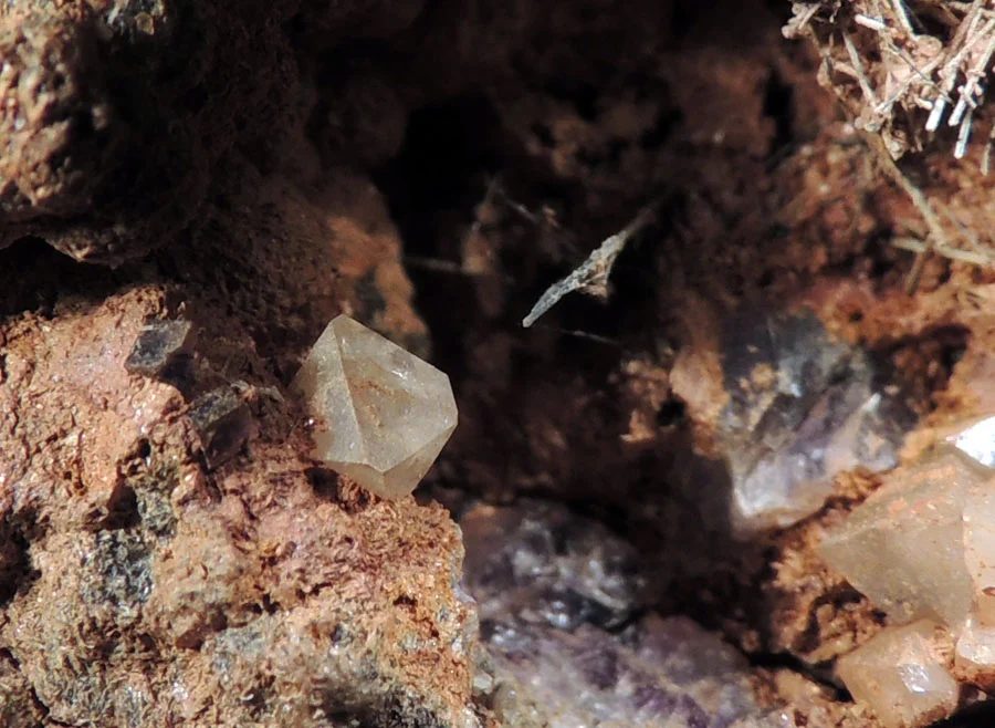 Bismuthinite, Scheelite
