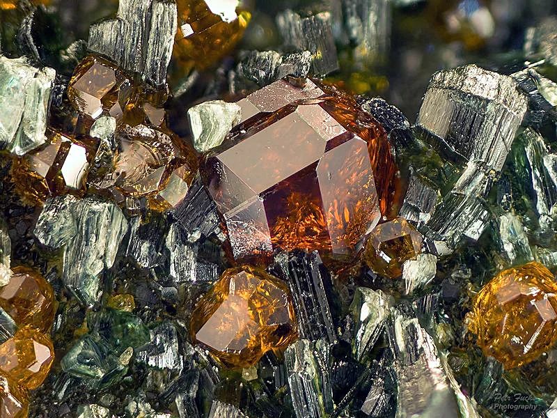 Andradite, Clinochlore