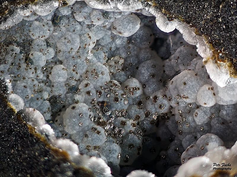 Cowlesite, Goethite