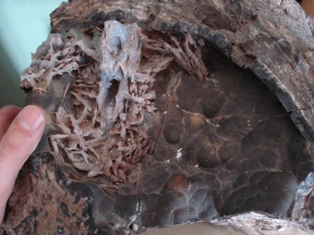 Mineral photo of Quartz (var. chalcedony) from locality Dzunbayan, Mongolia