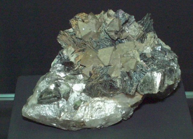 Mineral photo of Scheelite, Zinnwaldite from locality Cínovec, Czech Republic