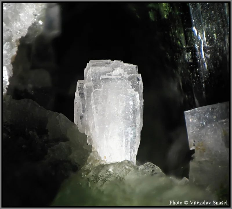 Mineral photo of Albite from locality Tormiq Valley, Haramosh Mts., Skardu District, Gilgit-Baltistan, Pakistan