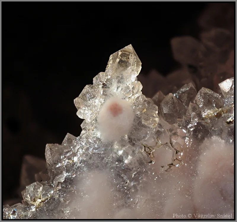 Quartz, Quartz (var. chalcedony)