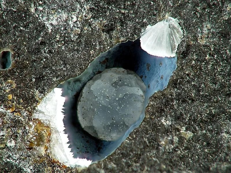 Mineral photo of Cowlesite from locality Kunratice, Czech Republic