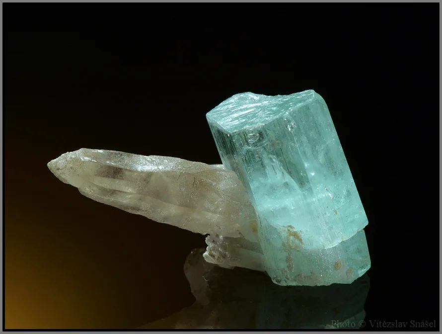 Beryl (var. aquamarine), Quartz