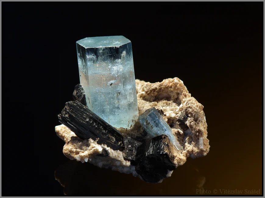 Beryl (var. aquamarine), Schorl