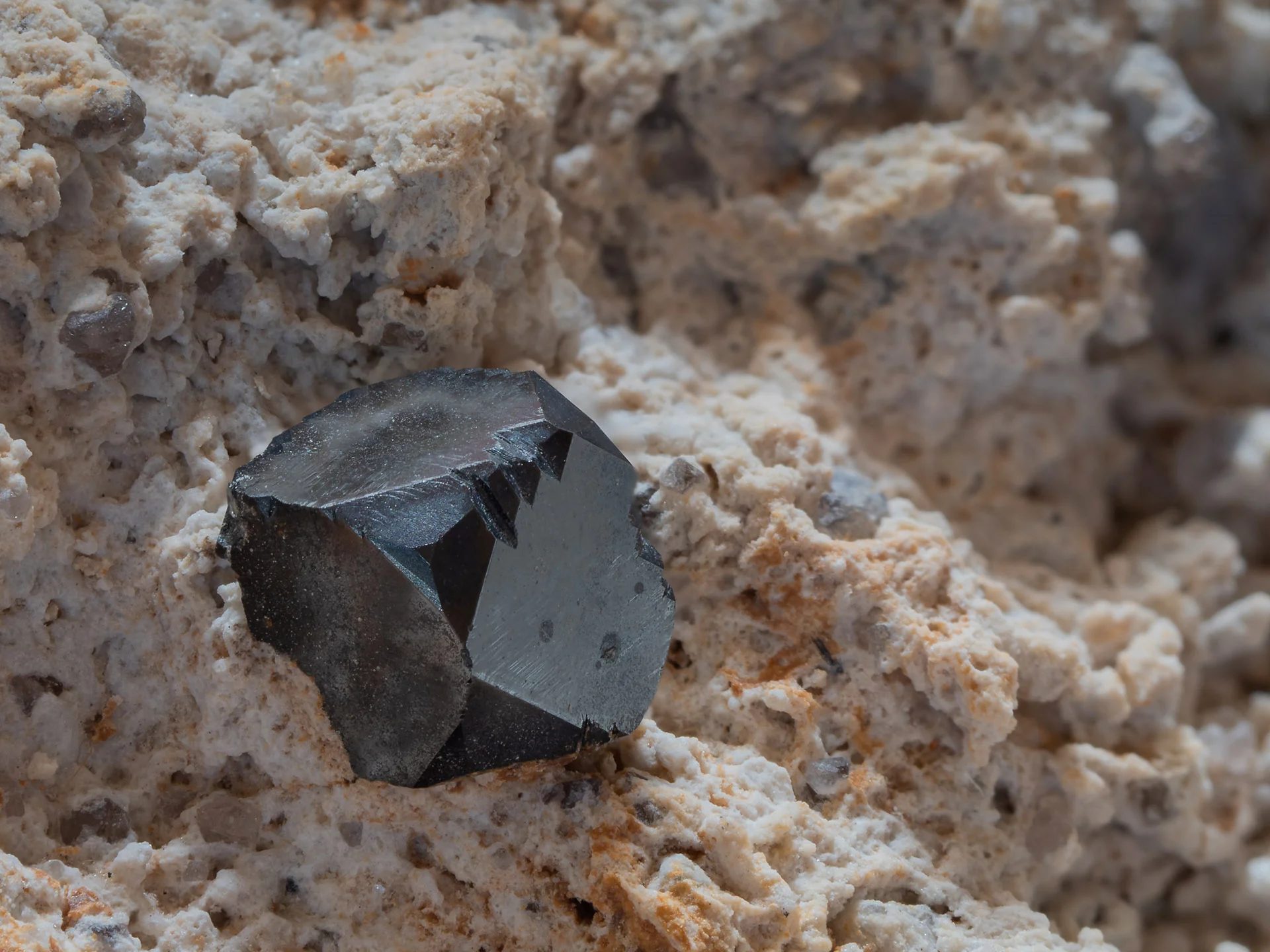 Bixbyite-(Mn)
