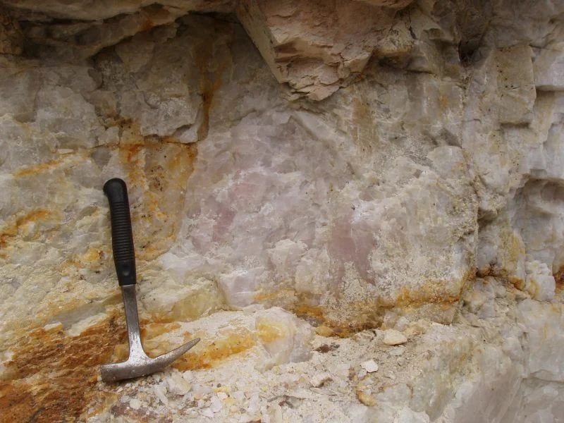 Mineral photo of Quartz (var. rose) from locality Pereña - Puente Moncha, Salamanca, Castile and Leon, Spain
