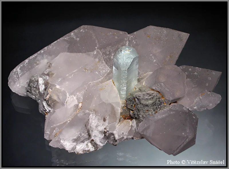 Beryl (var. aquamarine), Quartz