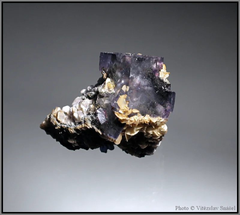 Mineral photo of Fluorite from locality Budjgar, Mongolia