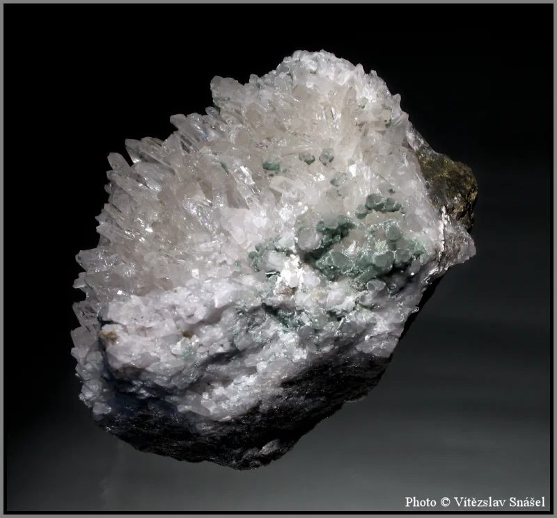 Pumpellyite-(Mg), Quartz