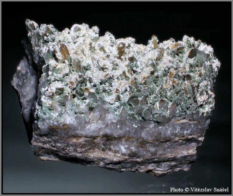 Albite, Pumpellyite-(Mg), Quartz, Quartz (var. smoky)