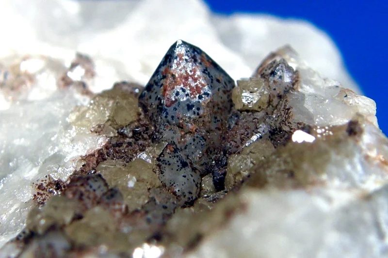 Mineral photo of Quartz, Scheelite from locality Cínovec, Czech Republic