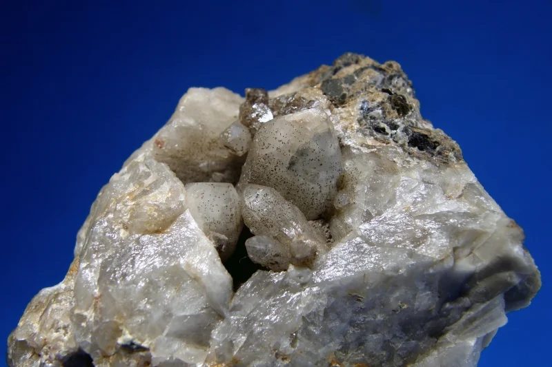 Mineral photo of Quartz, Scheelite from locality Cínovec, Czech Republic
