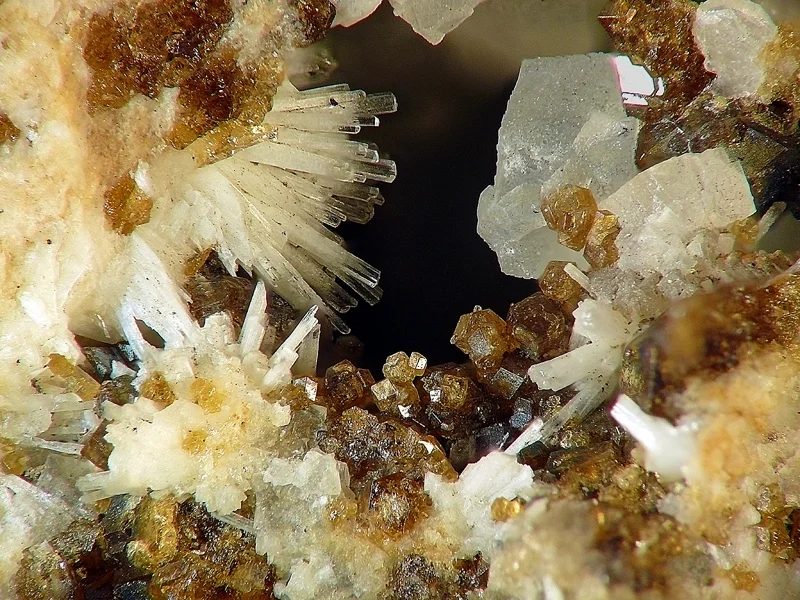 Grossular, Natrolite