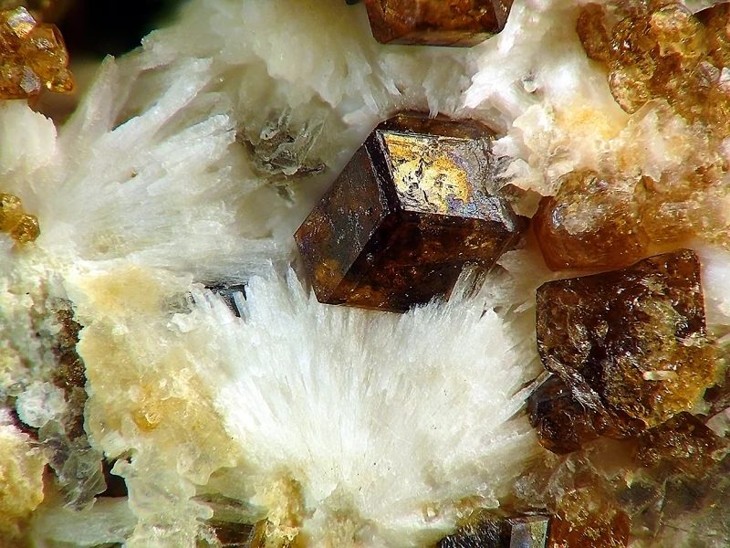 Grossular, Natrolite