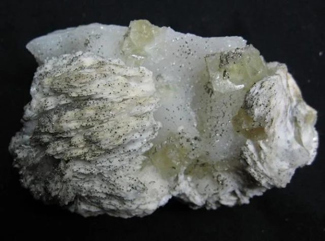 Mineral photo of Baryte, Fluorite from locality Běstvina, Czech Republic
