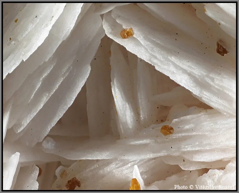 Mineral photo of Baryte, Vanadinite from locality Mibladen, Morocco