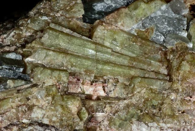 Mineral photo of Beryl from locality Krásno, albitový lom, Czech Republic