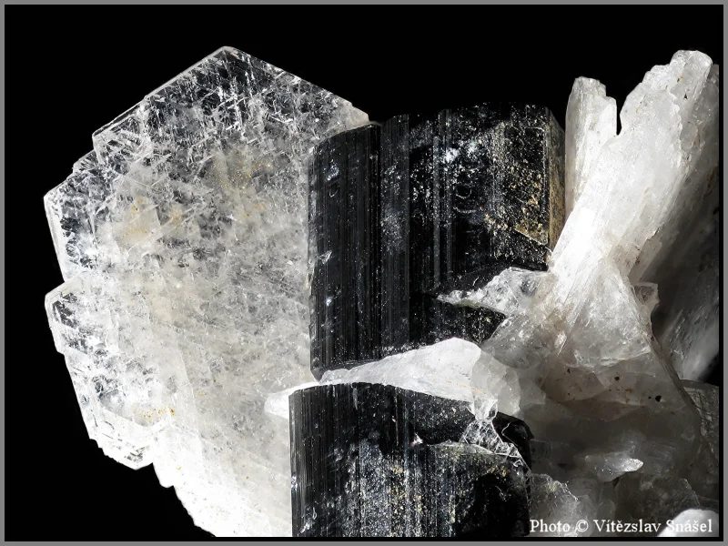 Albite (var. cleavelandite), Elbaite (var. verdelite)