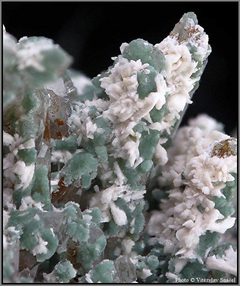 Albite, Pumpellyite-(Mg), Quartz
