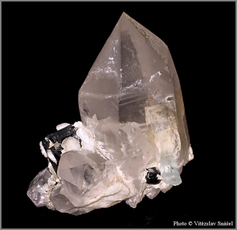 Beryl (var. aquamarine), Quartz, Schorl