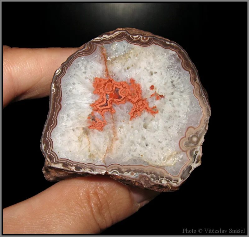 Mineral photo of Agate from locality Šonov u Broumova, Czech Republic