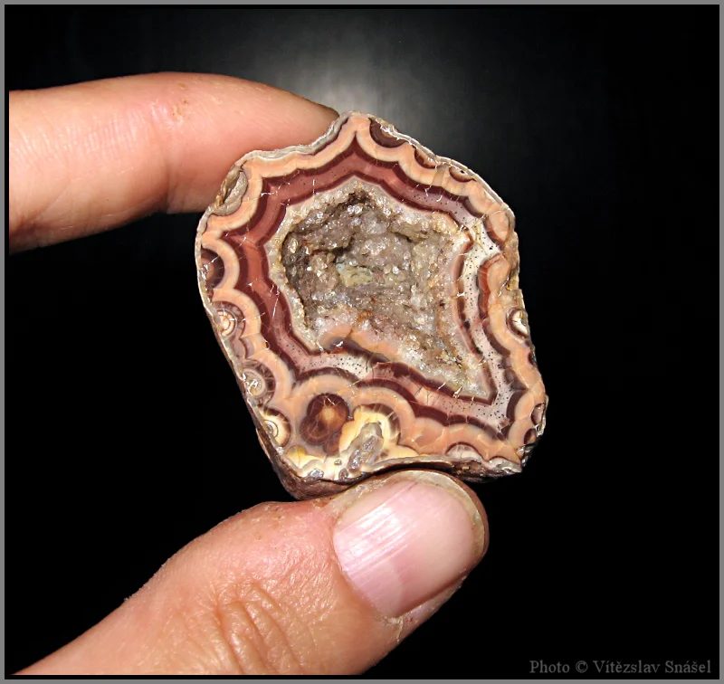 Mineral photo of Agate from locality Šonov u Broumova, Czech Republic