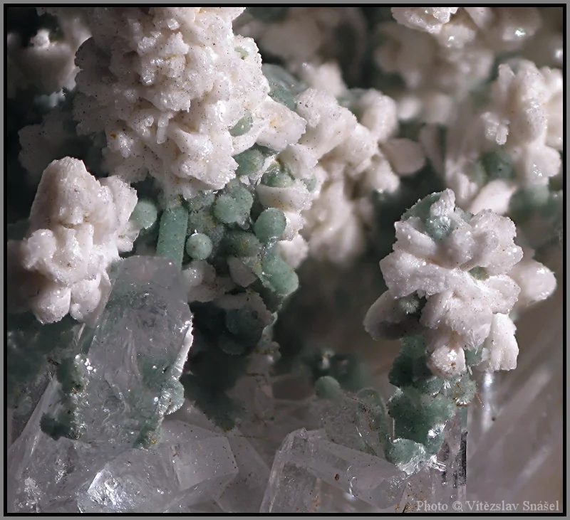 Albite, Pumpellyite-(Mg)