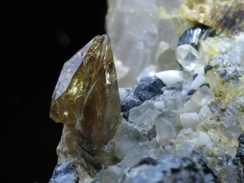 Mineral photo of Titanite from locality Mirošov, Czech Republic
