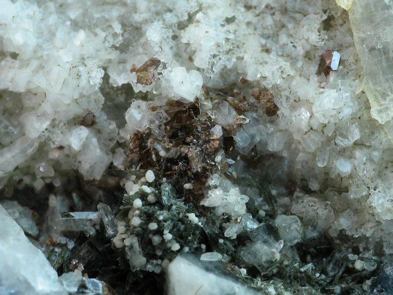 Actinolite, Titanite