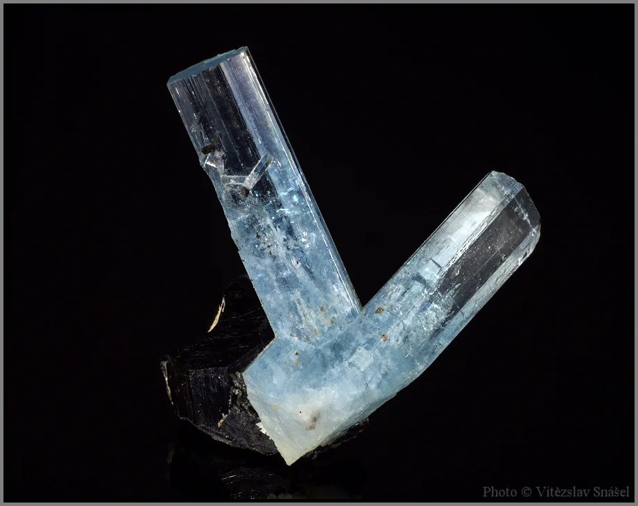 Beryl (var. aquamarine), Schorl