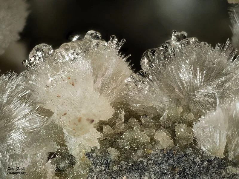 Natrolite, Opal (var. hyalite)