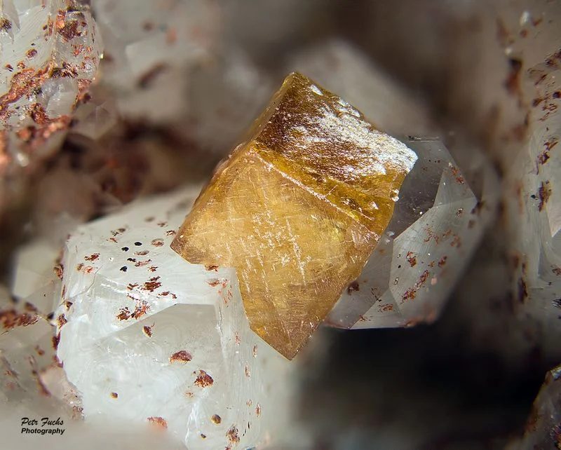 Stolzite